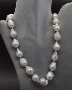 Collana di perle bianche giganti barocche