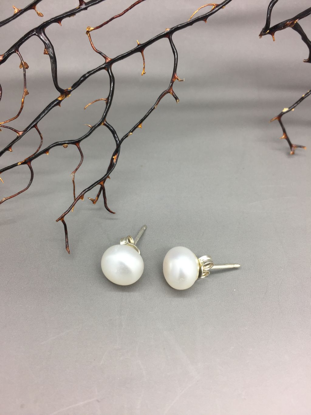 Orecchini In Argento 925 Con Perla Di Conchiglia Bianca - Eleganza Contemporanea