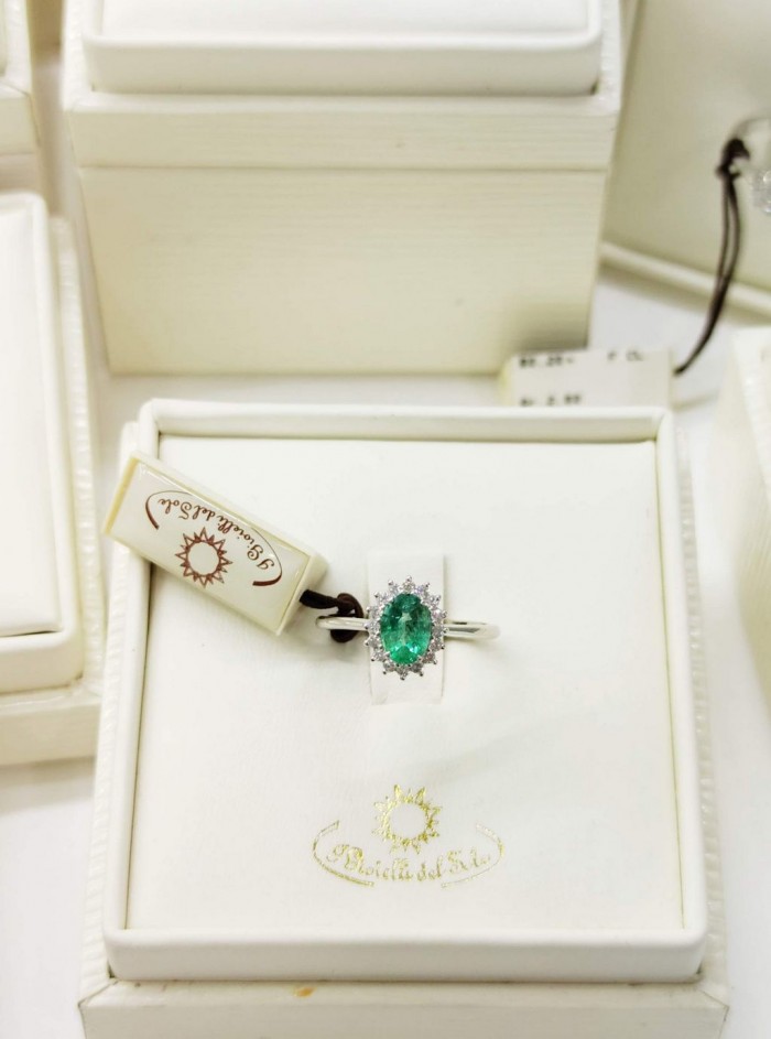 anello smeraldo diamanti oro