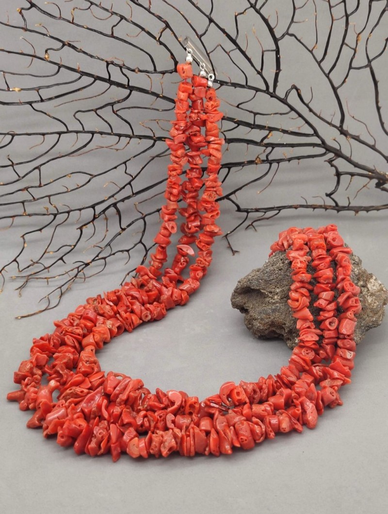 Collana lunga con corallo rosso