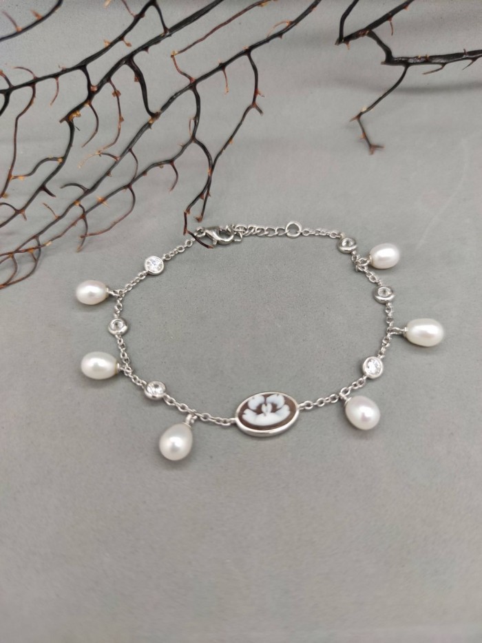 Bracciale di cammei, perle e zirconi bianchi