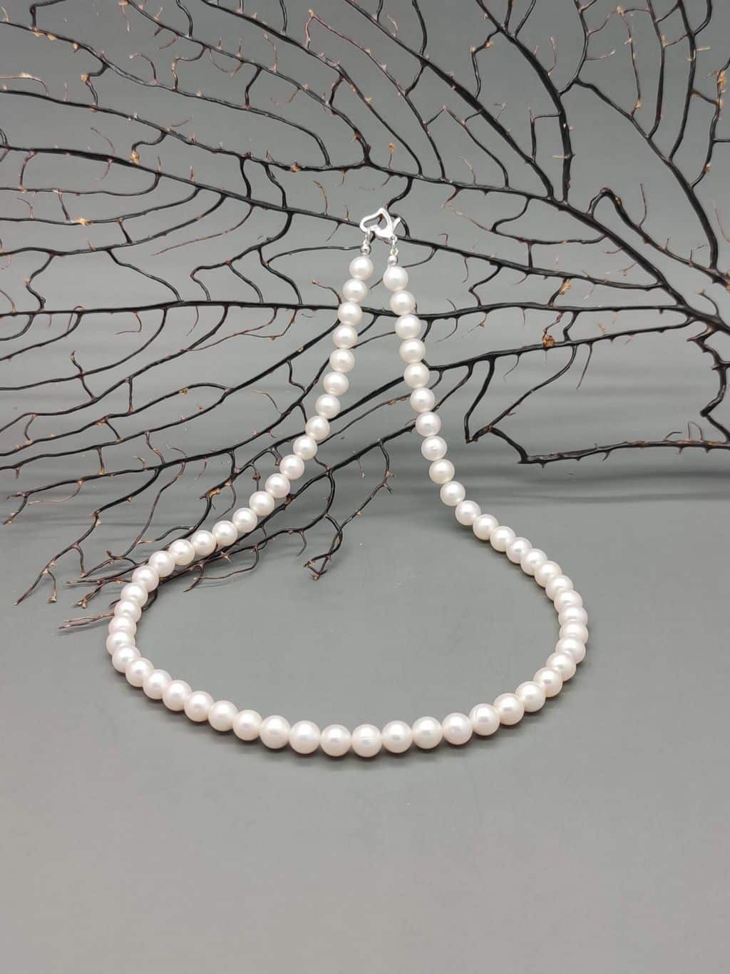 Collana di perle di fiume bianche luminose