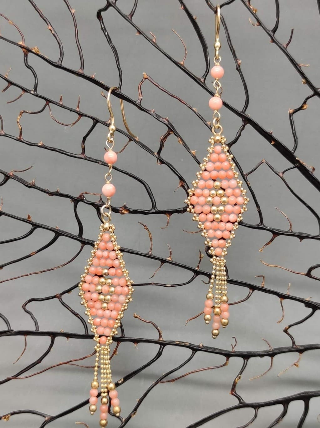 ORECCHINI-CORALLO-ROSA-TESSITI-ROMBO-ORO