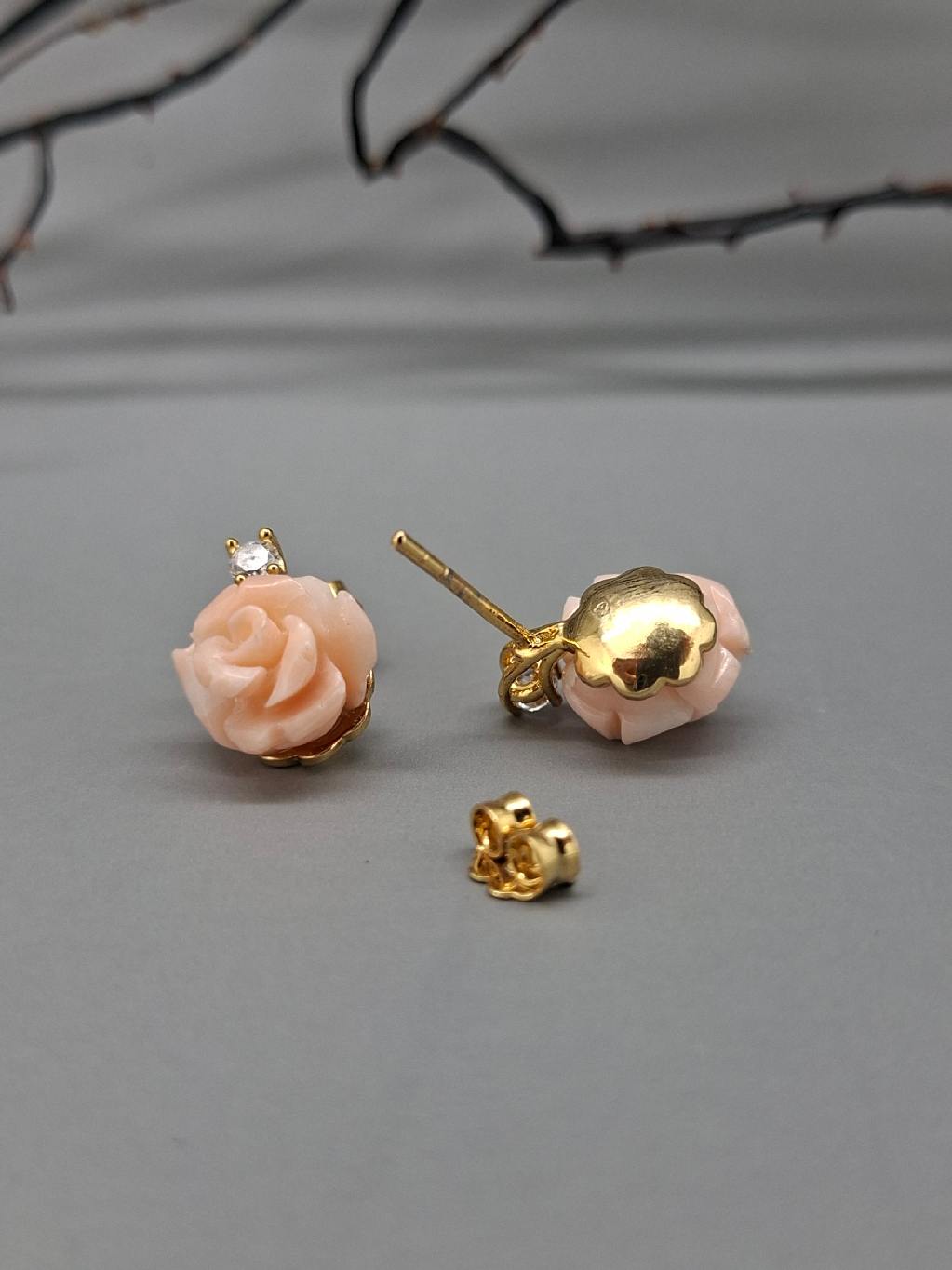 Orecchini in Corallo Rosa Midway mm 10–10,5 con Montatura in Argento 925 Dorato - immagine 3