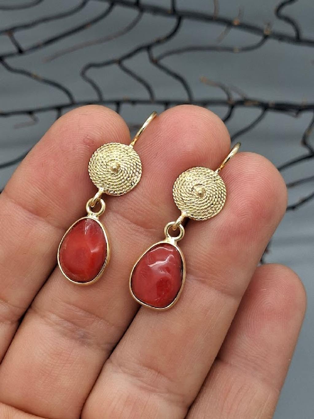 Orecchini Artigianali in Corallo Rosso Scuro del Mediterraneo - immagine 3
