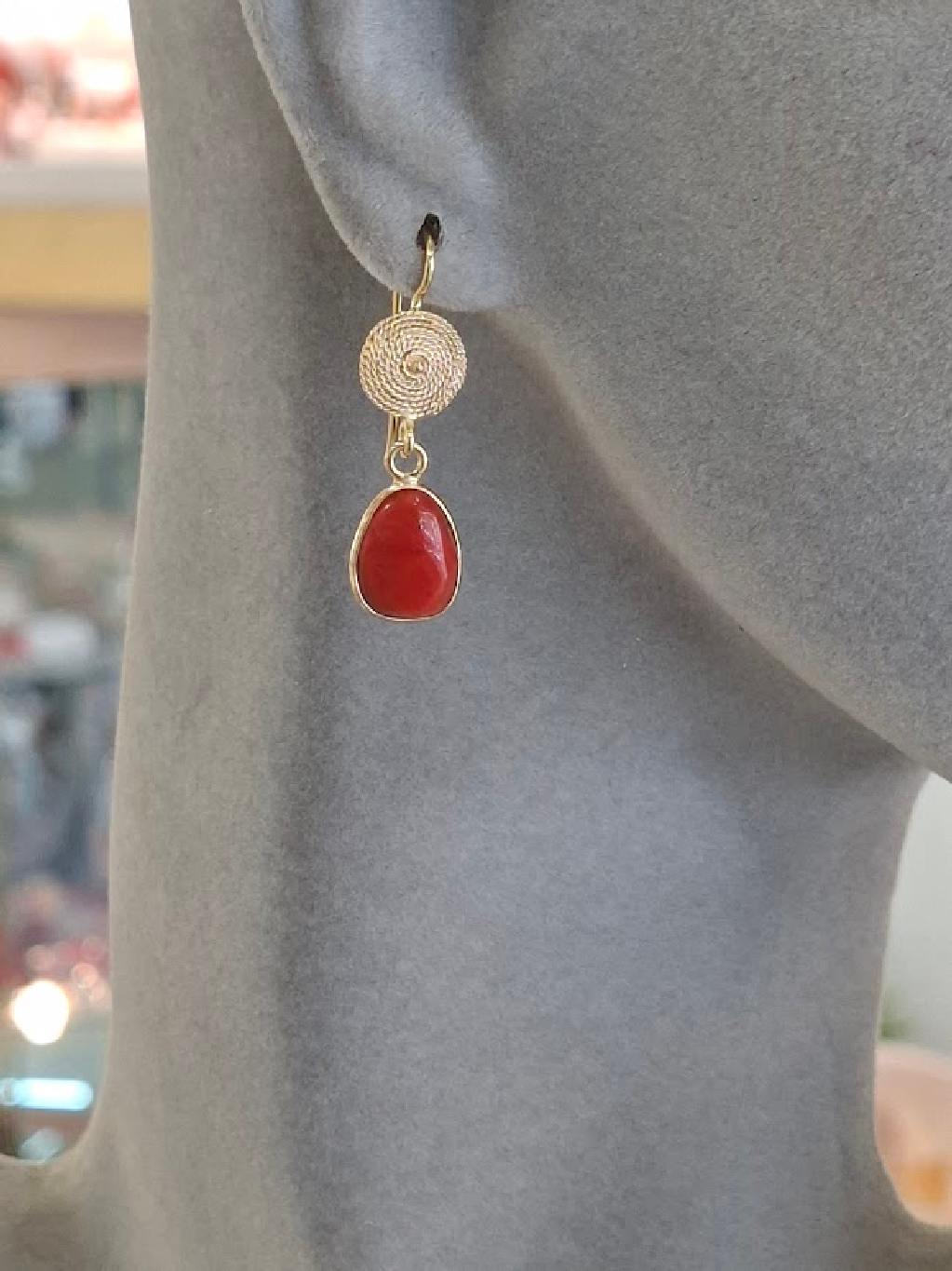 Orecchini Artigianali in Corallo Rosso Scuro del Mediterraneo - immagine 2