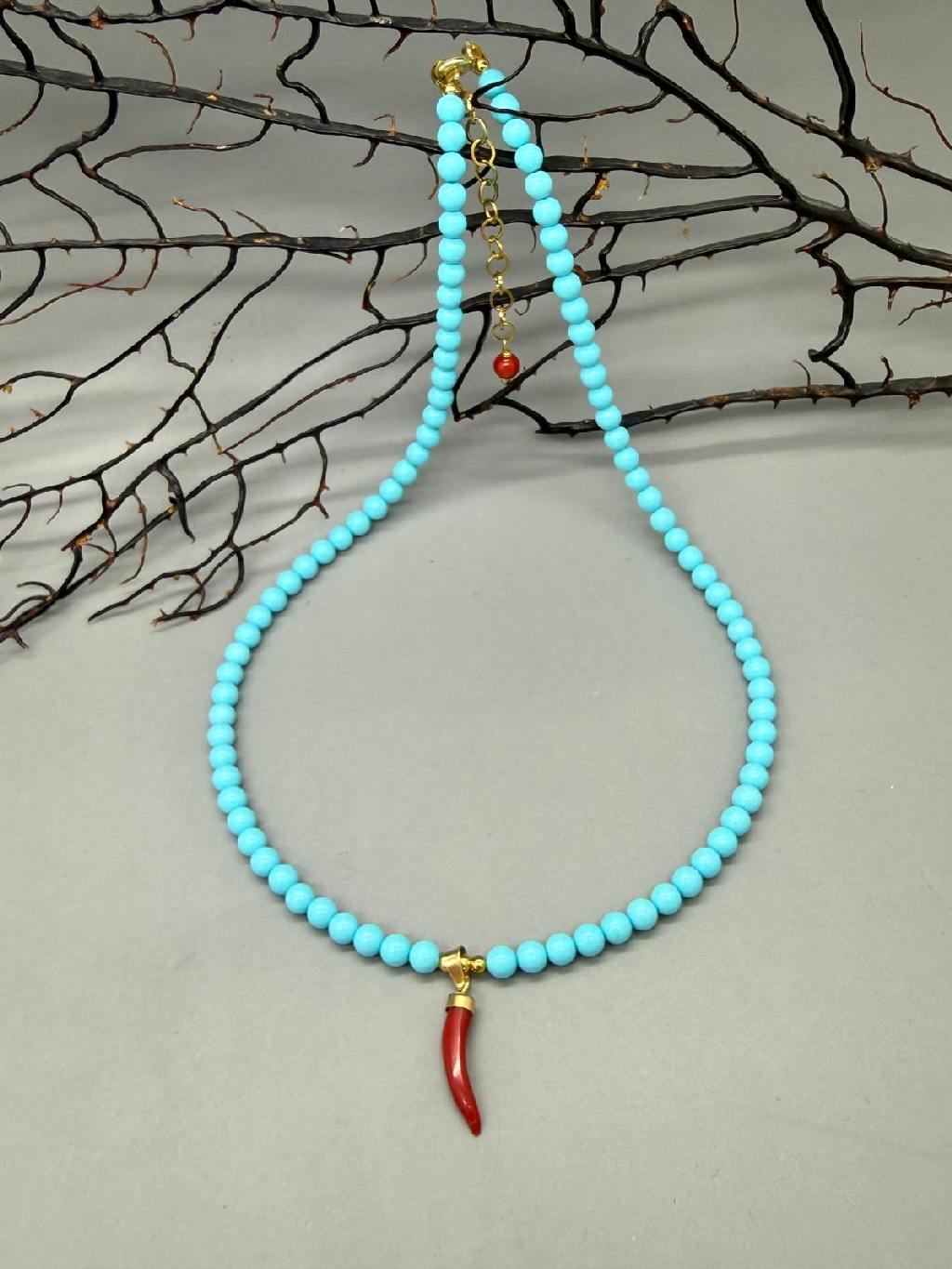Collana di pasta di turchese con cornetto di corallo rosso - immagine 3