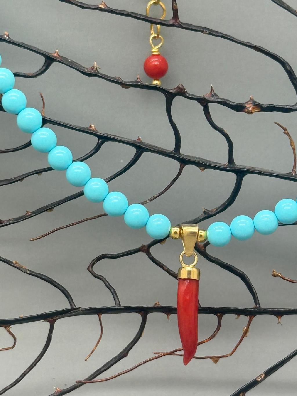 Collana di pasta di turchese con cornetto di corallo rosso - immagine 4