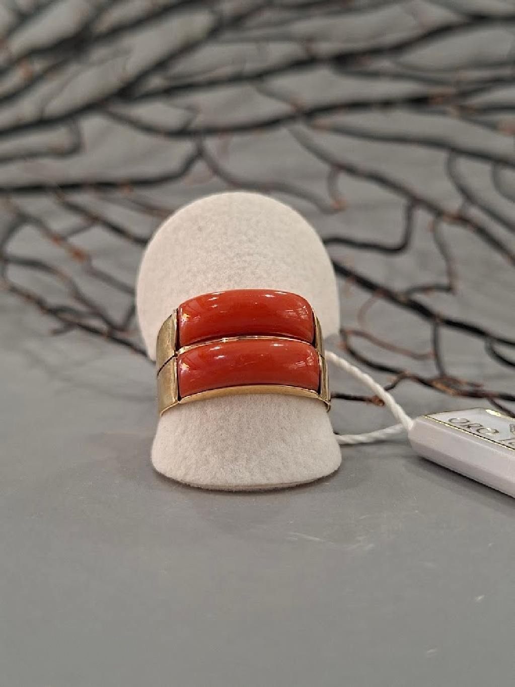 Anello a fascia in corallo rosso del Mar Mediterraneo e oro giallo 18k, vista frontale
