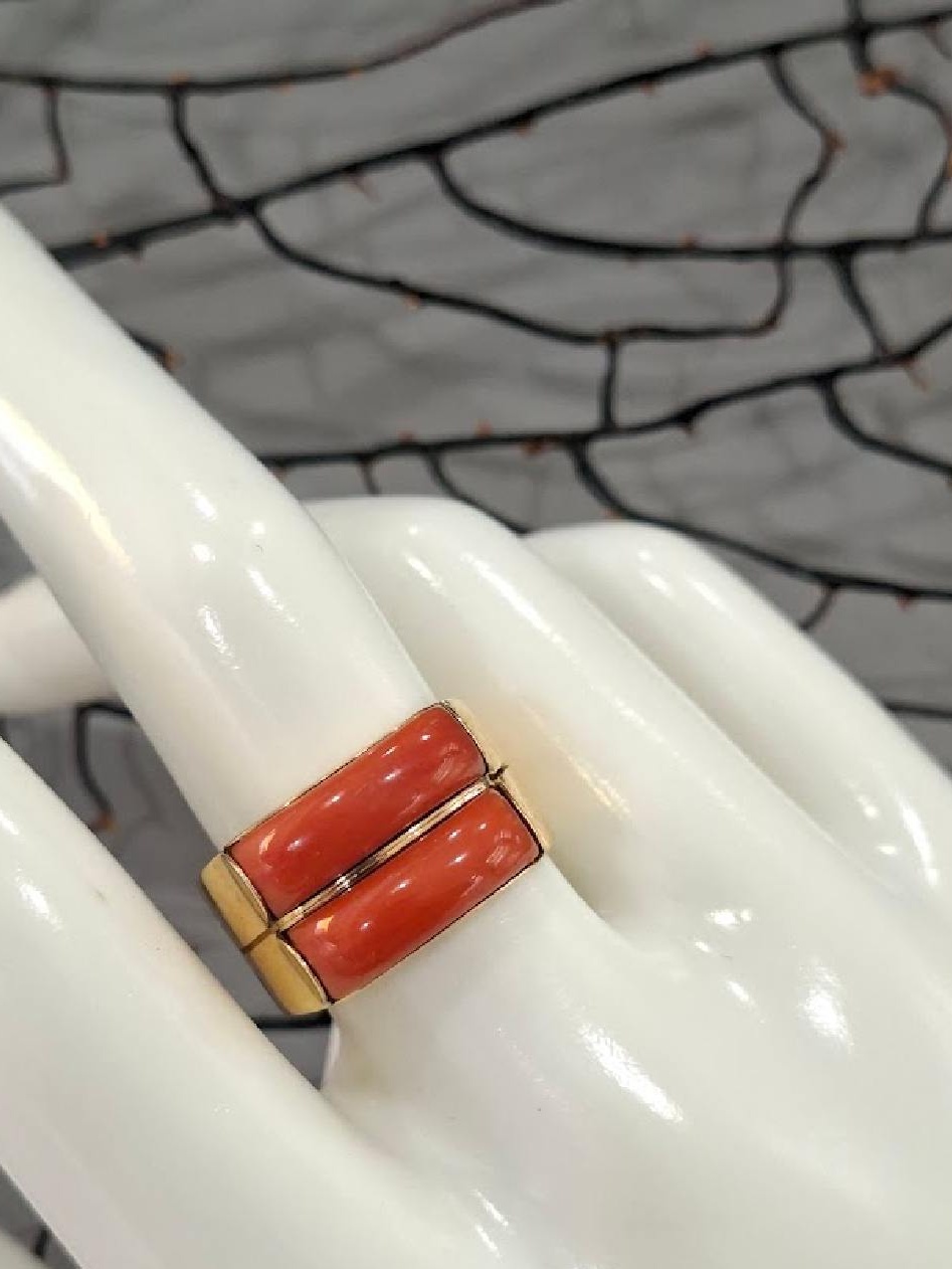 Anello a fascia in corallo rosso del Mar Mediterraneo e oro 18k indossato su una mano espositiva