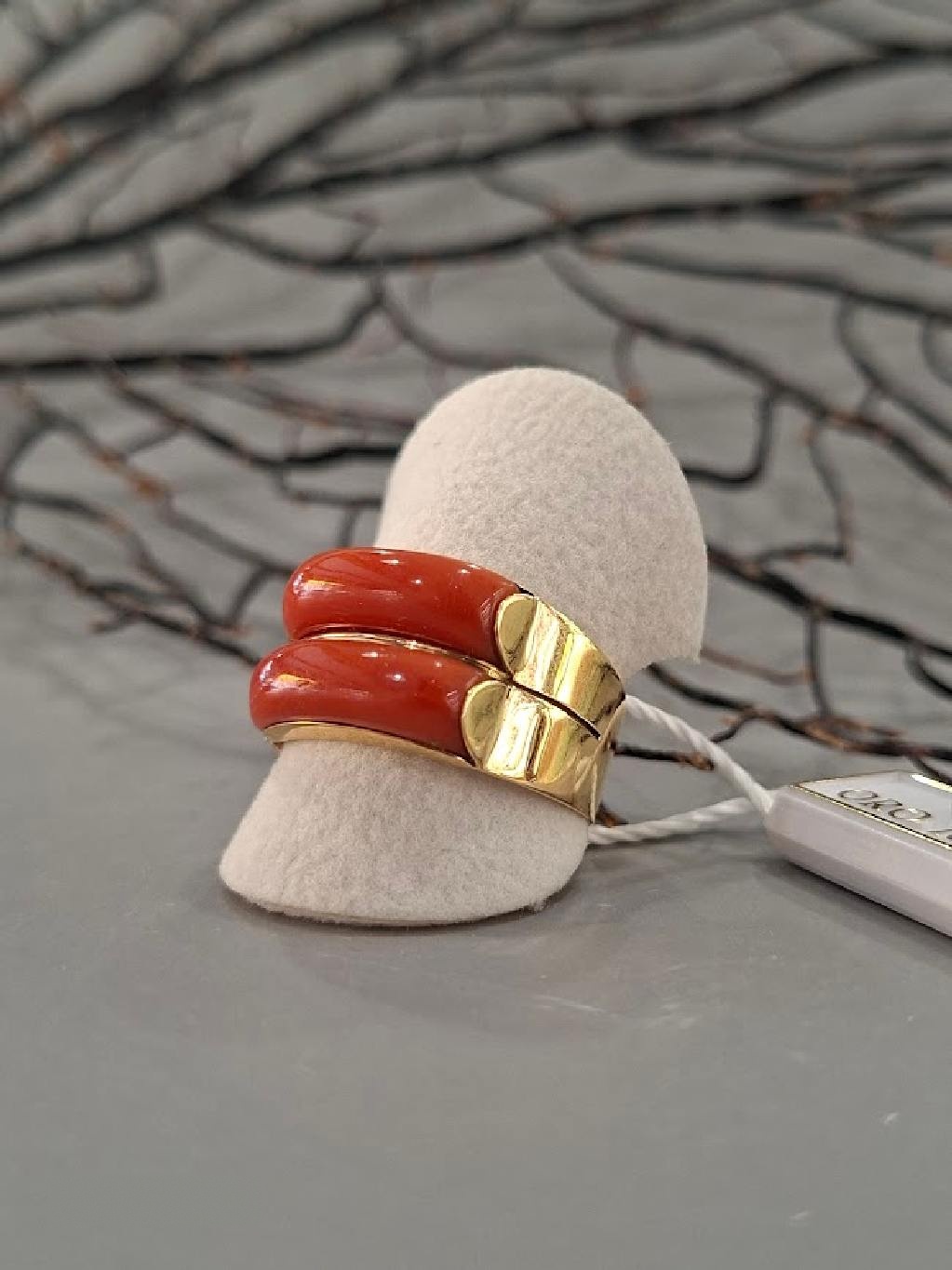 Anello a fascia in corallo rosso del Mar Mediterraneo e oro giallo 18k