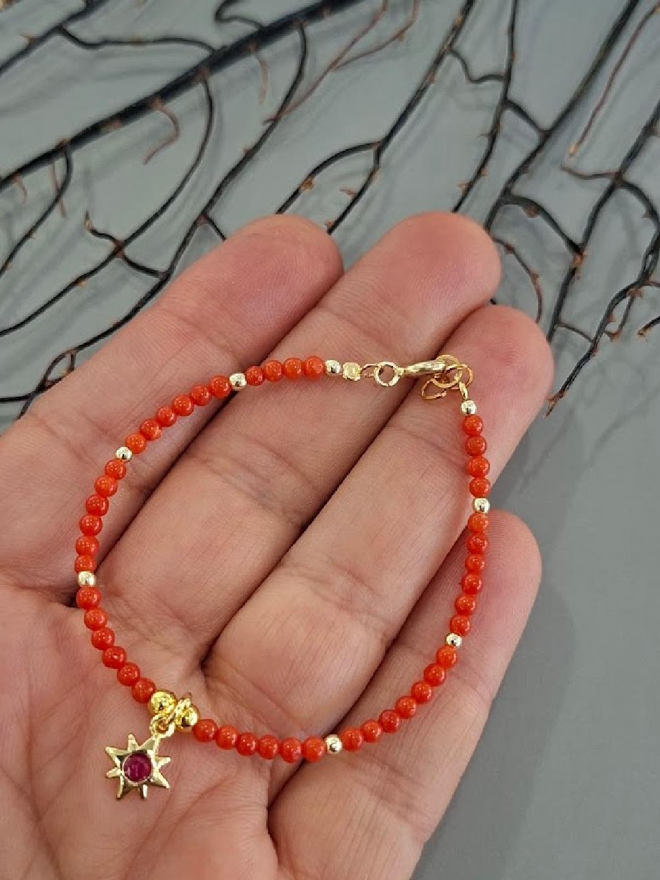 Braccialetto in corallo rosso naturale 2 mm per bambini con stellina in argento dorato, indossato